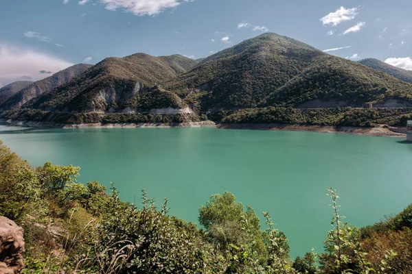 Het reservoir van Zhinvalskoe, Georgië. — Stockfoto