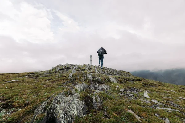 kadın bir yamaç üzerinde dürbün tırmanıyor
