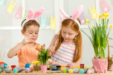 şirin çocukları Paskalya yumurtaları evde boyama.