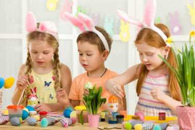 şirin çocukları Paskalya yumurtaları evde boyama.