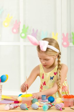 yumurta boyama Paskalya tavşan kulaklı küçük çocuk kız