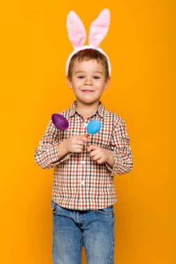 küçük çocuk çocuk tutan renkli yumurta Paskalya bunny kulaklar ile