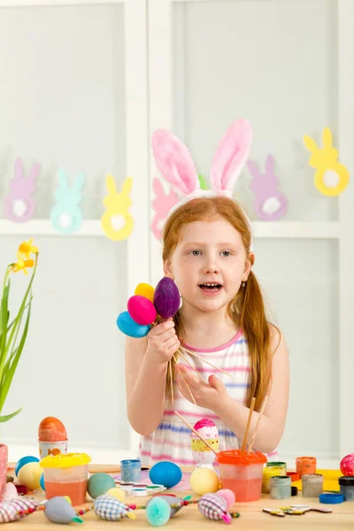 Lilla barn flicka med Easter bunny öron måla påskägg — Stockfoto