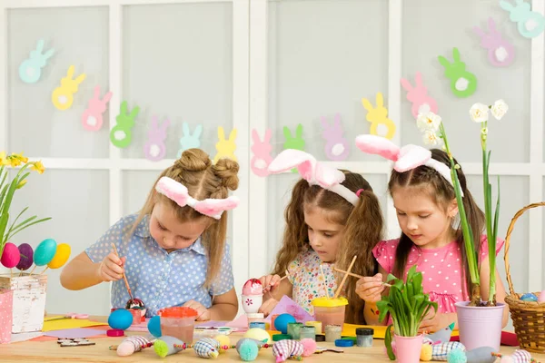 Carino bambini pittura uova di Pasqua a casa . — Foto Stock