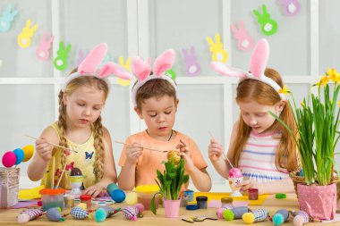 şirin çocukları Paskalya yumurtaları evde boyama.