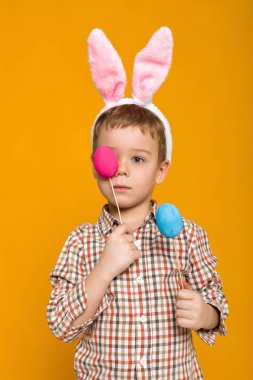 küçük çocuk çocuk tutan renkli yumurta Paskalya bunny kulaklar ile