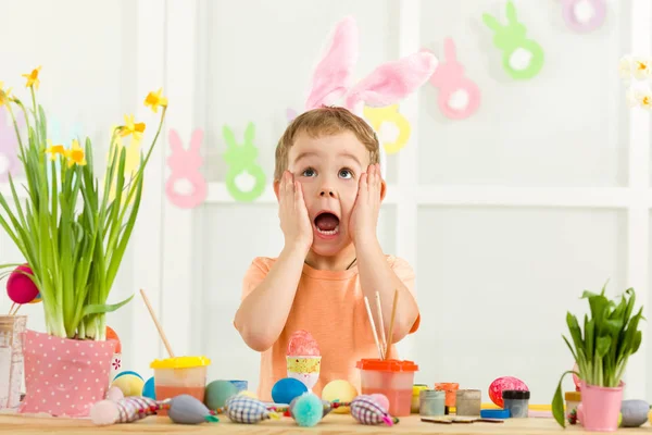 Mały chłopiec dziecko z Easter bunny uszy pisanki — Zdjęcie stockowe