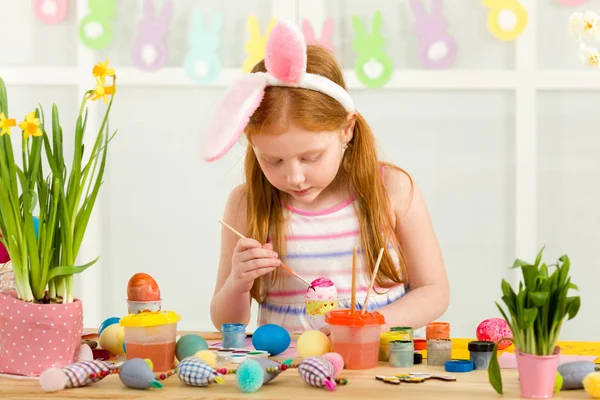 Lilla barn flicka med Easter bunny öron måla påskägg — Stockfoto