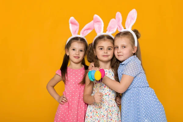 다채로운 계란을 들고 부활절 토끼 귀를 가진 어린 소녀 — 스톡 사진