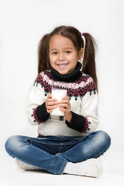 Kleines Mädchen mit Milchglas auf weißem Hintergrund — Stockfoto