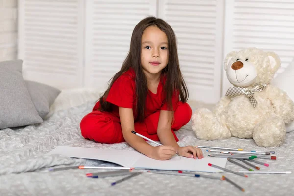 Menina criança desenha com lápis em casa — Fotografia de Stock