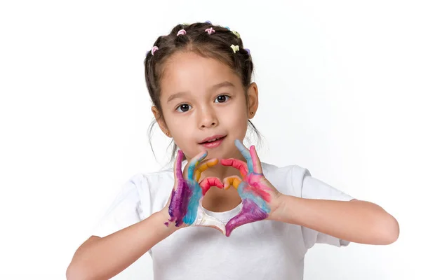 Niña con las manos pintadas en pintura colorida — Foto de Stock