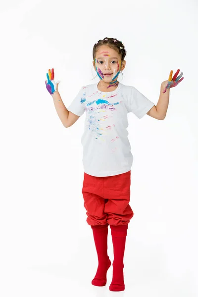 Menina criança com as mãos pintadas em tinta colorida — Fotografia de Stock