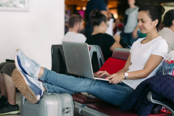 Passagierin benutzt Laptop am Flughafen — Stockfoto