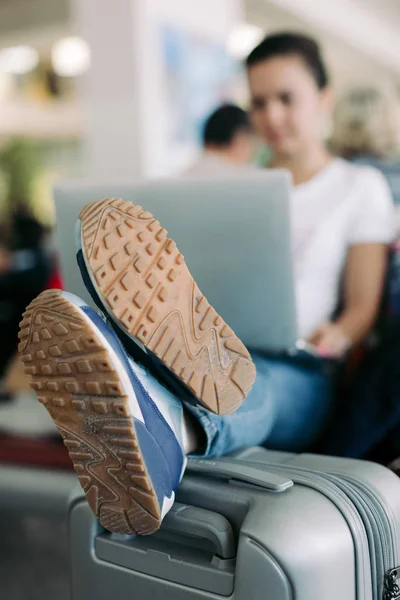 Passagierin benutzt Laptop am Flughafen — Stockfoto