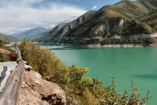 Embalse de Zhinvalskoe, Georgia . — Foto de Stock