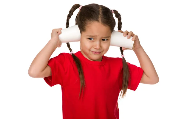 Kağıt bardak ile oynayan sevimli küçük çocuk kız — Stok fotoğraf