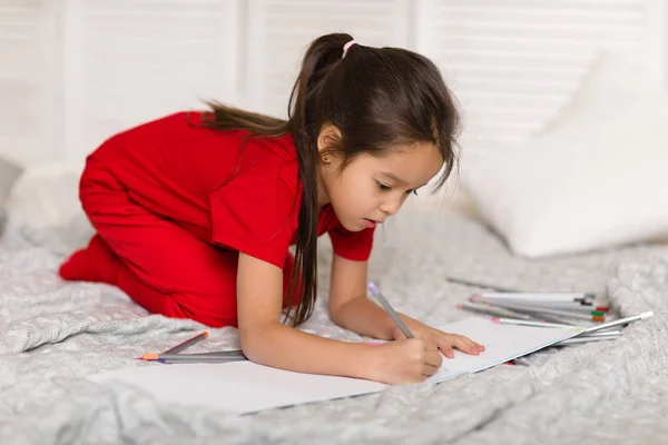 小女孩画铅笔在家里 — 图库照片