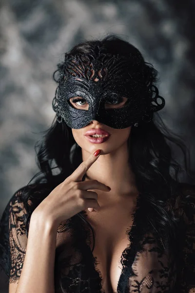 Dantel iç çamaşırı ve karnaval maskesi seksi güzel kadın portresi — Stok fotoğraf