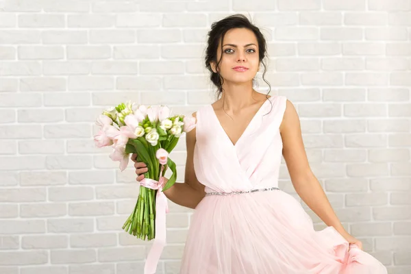 Retrato de novia hermosa con ramo de bodas — Foto de Stock