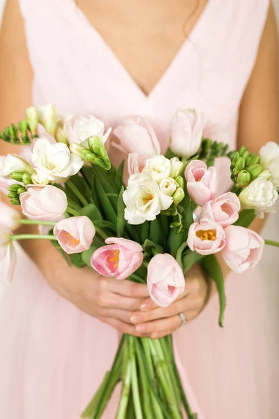 Buquê de casamento de tulipas em mãos de noivas — Fotografia de Stock