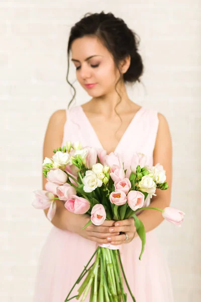 Retrato de novia hermosa con ramo de bodas — Foto de Stock