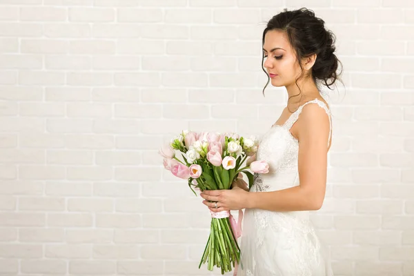 Portrait of beautiful bride with wedding bouquet — Stock Photo, Image