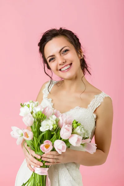 Güzel gelin düğün buket ile portresi — Stok fotoğraf