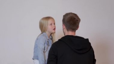 sevimli küçük modeli kız için bir fotoğraf çekimi konuşan fotoğrafçı