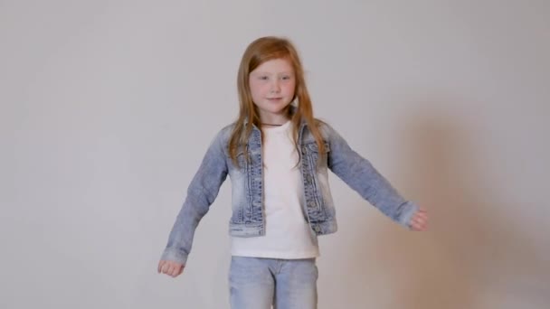 Enfant mignon posant dans le studio photo . — Video