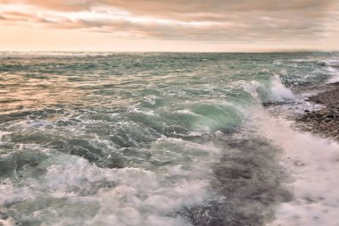 Gün batımından sonra güzel plaj.