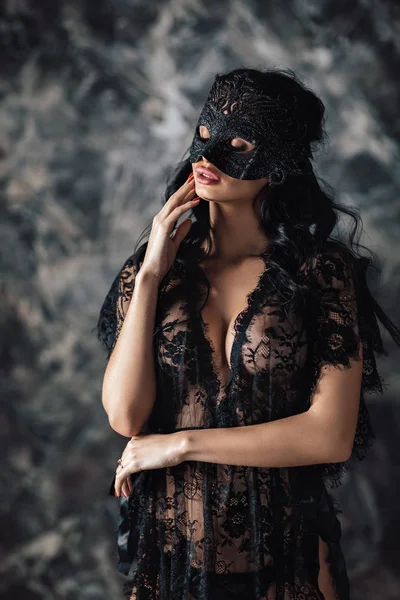 Retrato de mujer hermosa sexy en lencería de encaje y máscara de carnaval —  Fotos de Stock