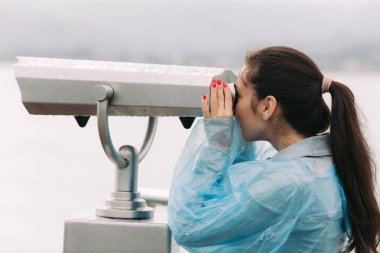 turist sikke işletilen dürbün ile bakıyor