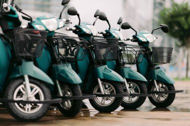 üst üste park edilen satılık veya kiralık scooter