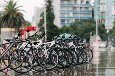 Park etmiş farklı bisikletler. bisiklet bir otopark üzerinde durmak