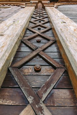 eski bir binanın kapılarında ahşap elemanları