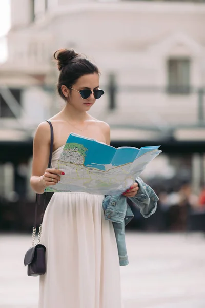 Mulher turística olhando para o mapa na rua — Fotografia de Stock