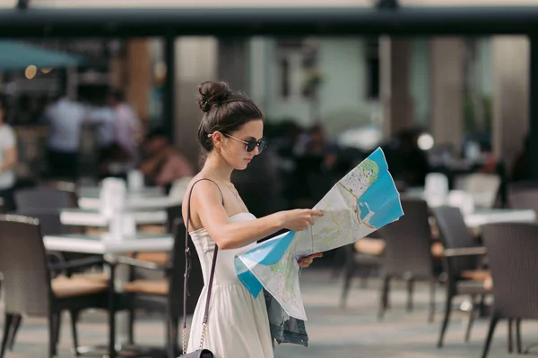 Mulher turística olhando para o mapa na rua — Fotografia de Stock