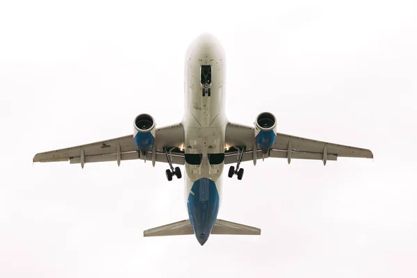 Самолет взлетает из аэропорта — стоковое фото