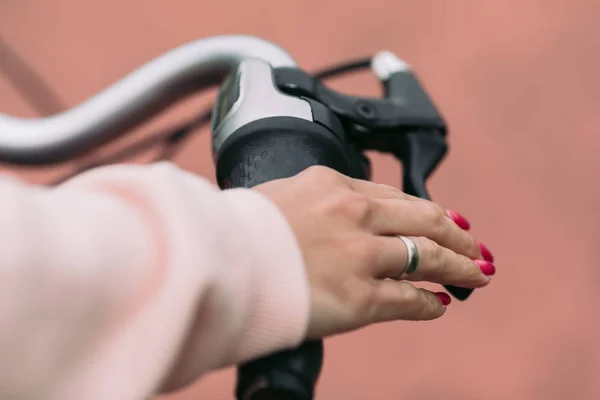 Radfahrer auf Radweg an der Böschung — Stockfoto