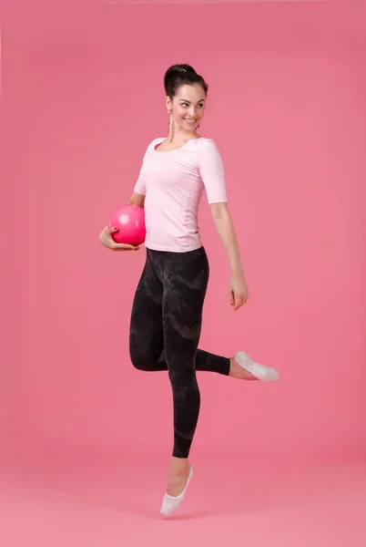 Mujer sonriente saltando con la pelota —  Fotos de Stock