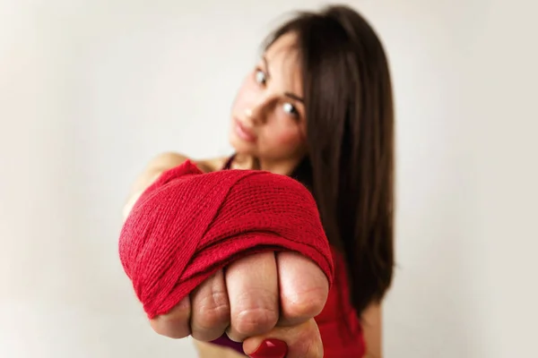 Vacker kvinna Boxer med röd rem på handleden. — Stockfoto