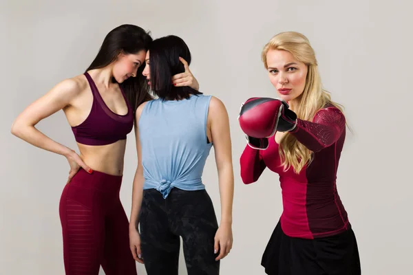 Grupp av sportiga kvinnliga vänner — Stockfoto