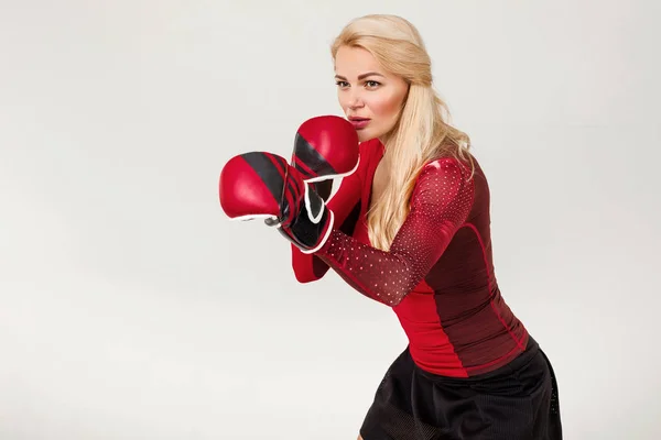 Boks eldivenleri poz atlet kadın — Stok fotoğraf