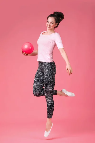 Mujer sonriente saltando con la pelota —  Fotos de Stock