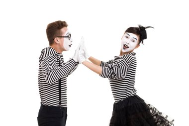 Pandomim içinde çizgili gömlek gülümseyen.