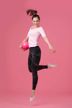 gülümseyen kadın topla atlama