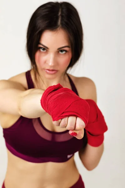 Mooie vrouw boxer met rode riem op pols. — Stockfoto