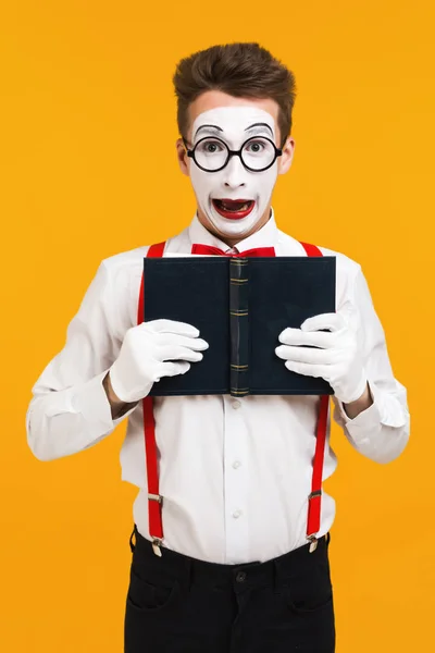 Retrato de hombre mimo artista con libro — Foto de Stock