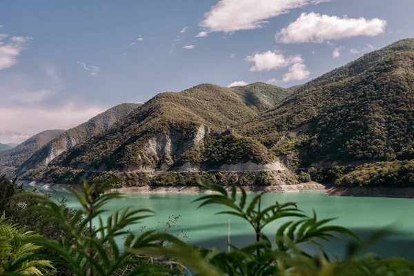 Het reservoir van Zhinvalskoe, Georgië. — Stockfoto